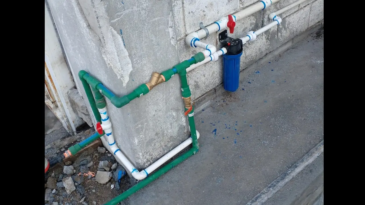 Técnico plomero trabajando en Plomería